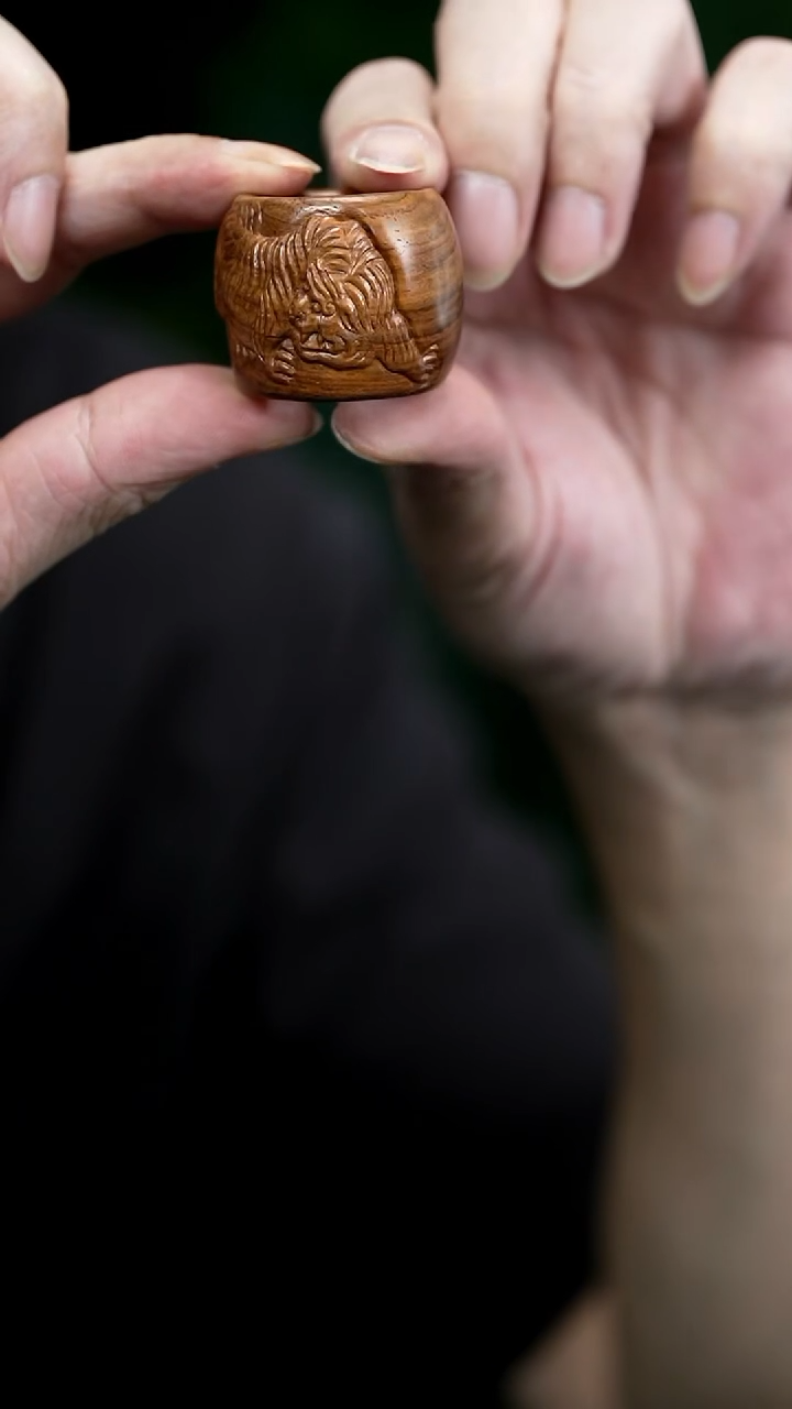 黄花梨/降香黄檀把件黄花梨 虎扳指