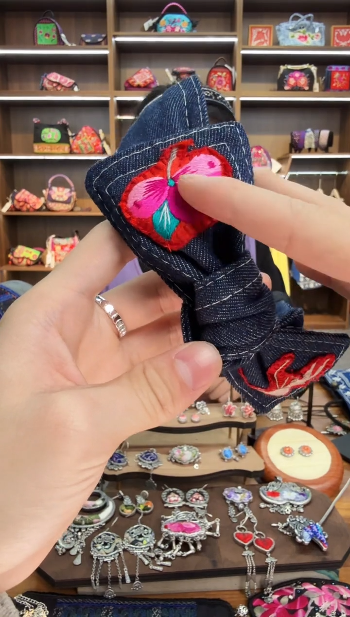 【闪购商品】织绣A32蒙阿苏苗绣传承