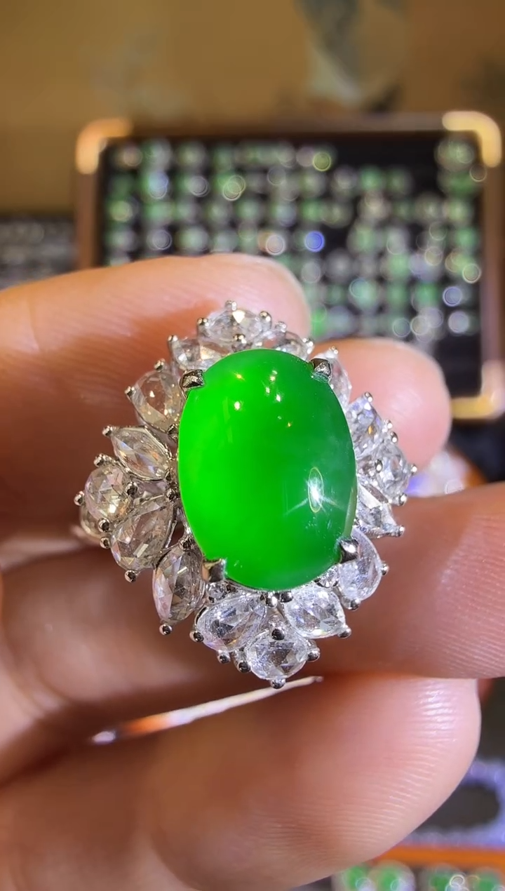 【闪购商品】翡翠戒指18K金镶嵌龙石种蛋面戒指