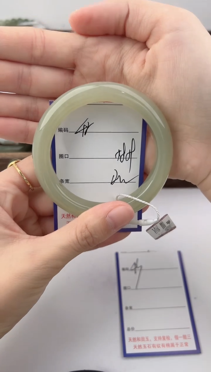 未镶嵌手镯和田玉42颜色微差无瑕疵