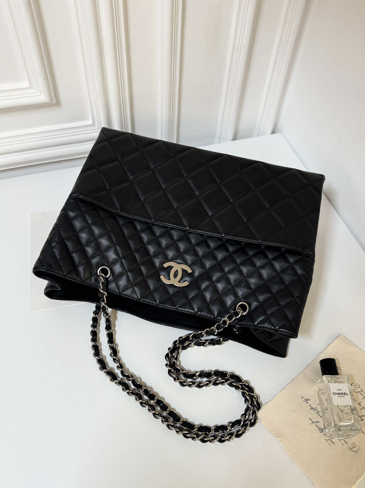 95新 Chanel/香奈儿 1681 Chanel 黑银牛泡芙大托特包