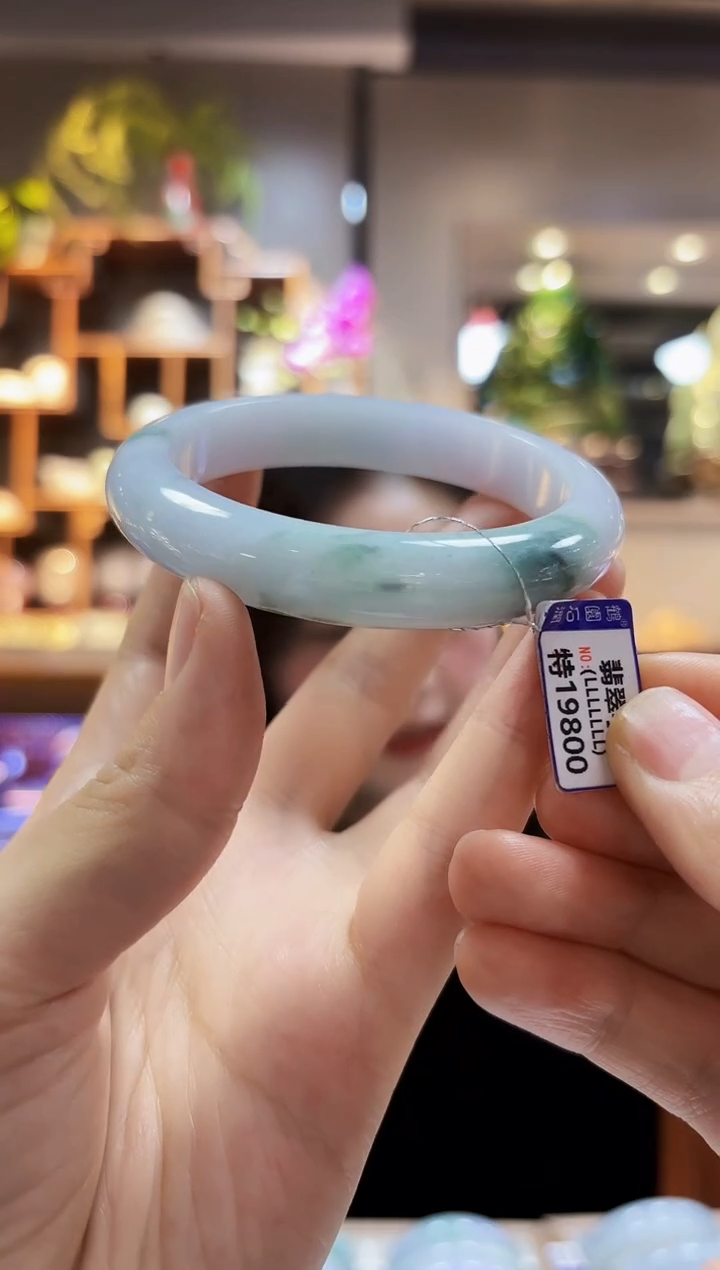 【闪购商品】翡翠颈饰未镶嵌61手镯