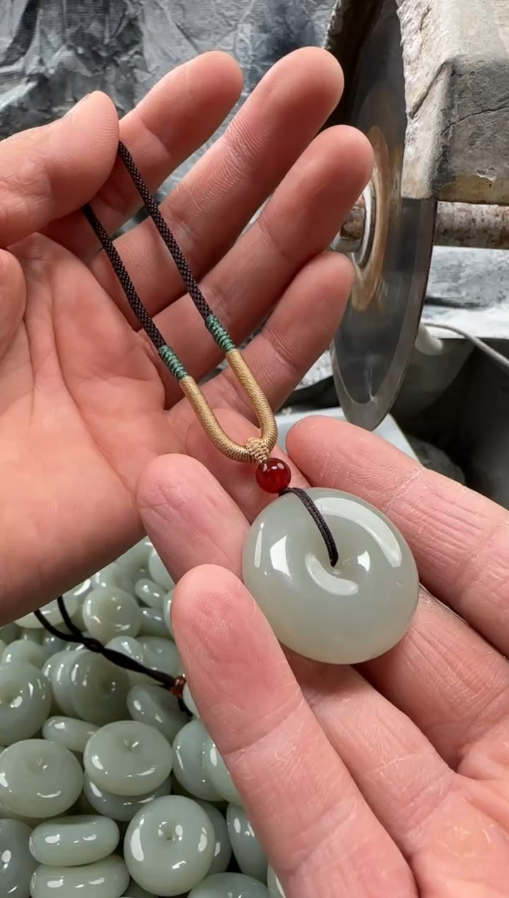 和田玉未镶嵌颈饰吊坠
