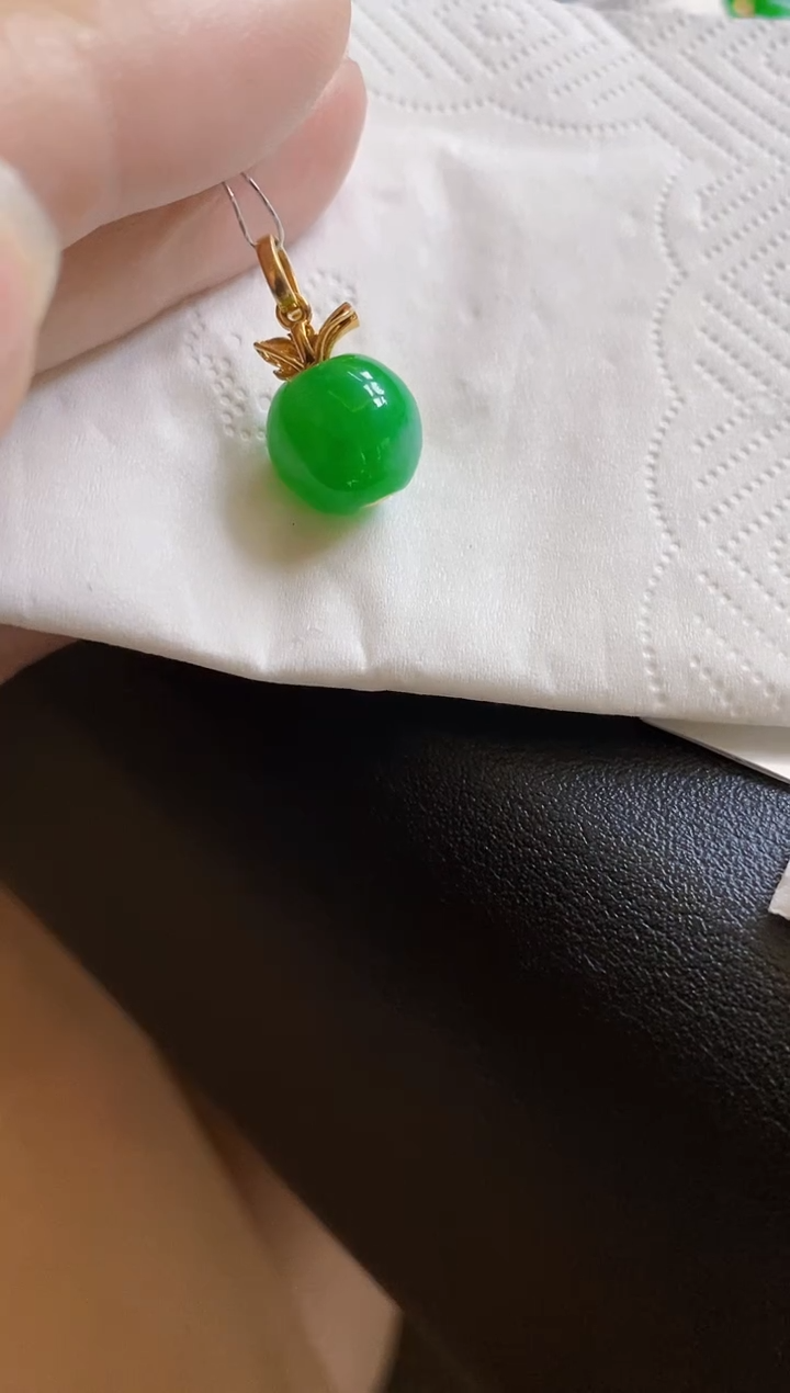 翡翠18K金镶嵌颈饰苹果