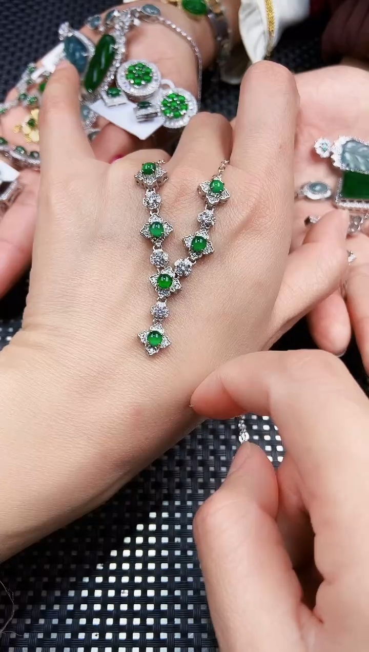 【闪购商品】翡翠颈饰未镶嵌11111111