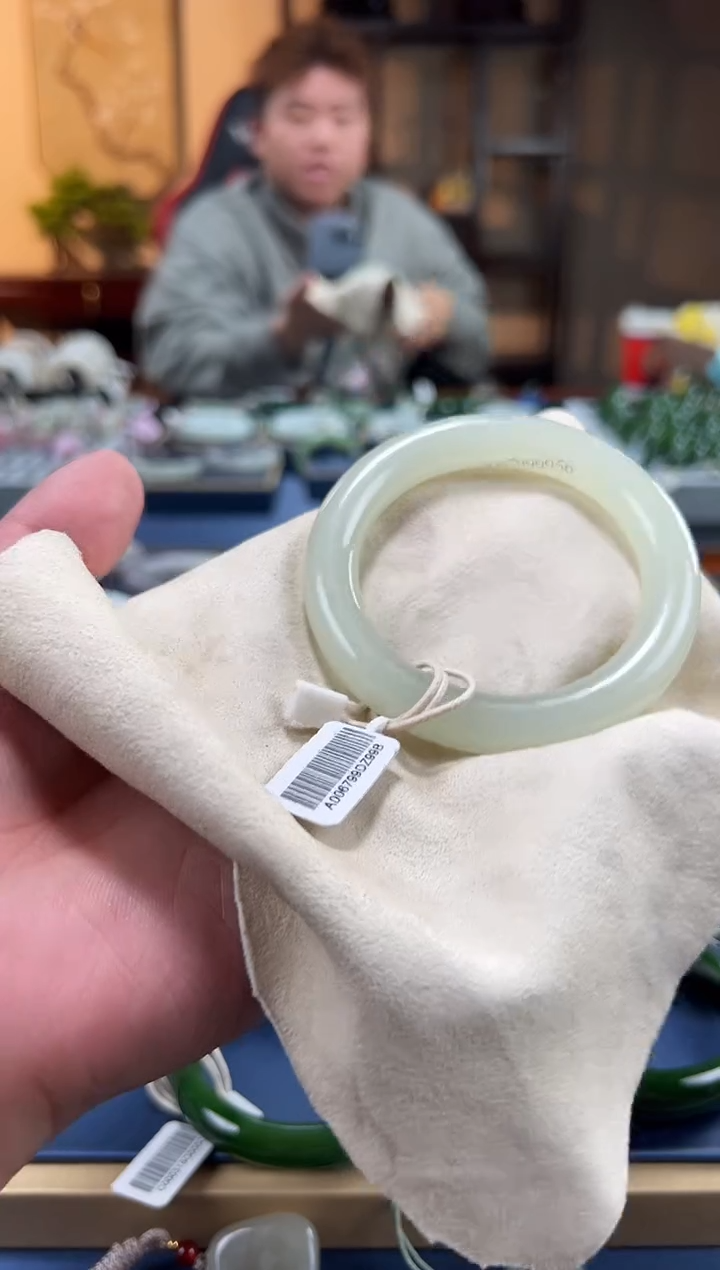 【闪购商品】和田玉手镯未镶嵌翠晴胖圆无结构A0067-56