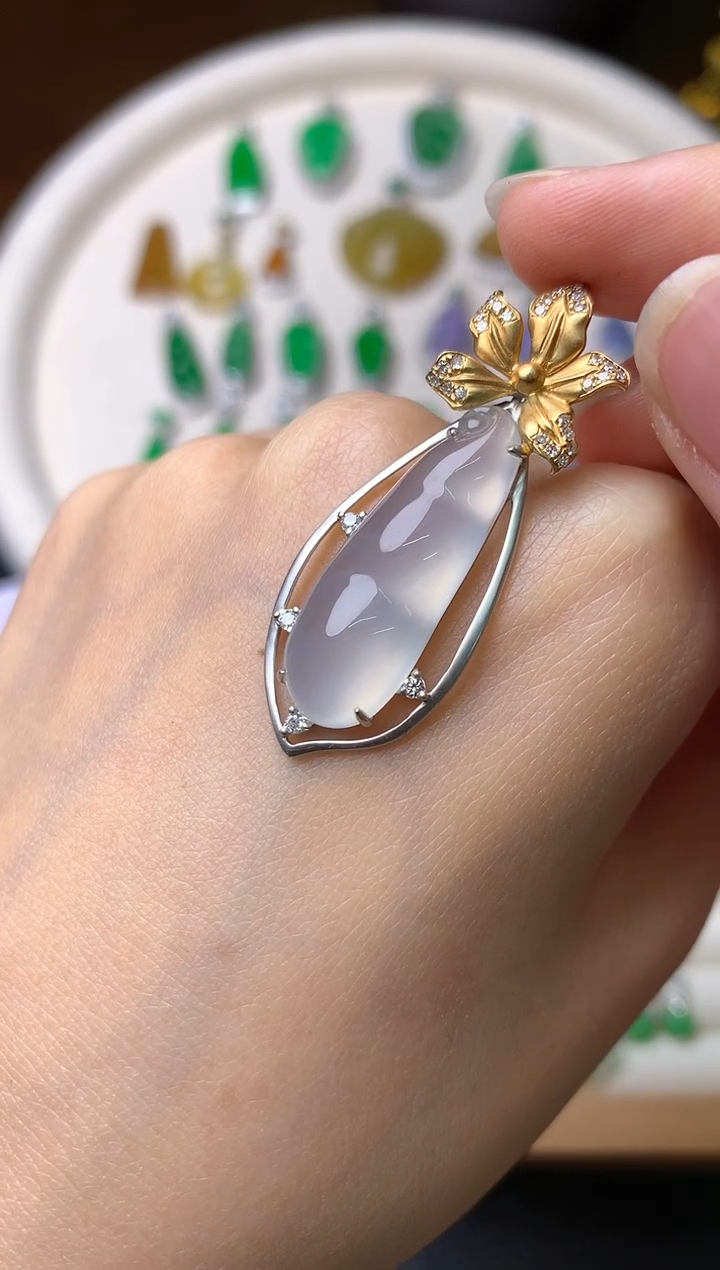 【闪购商品】翡翠吊坠(赠链)18K金镶嵌吊坠