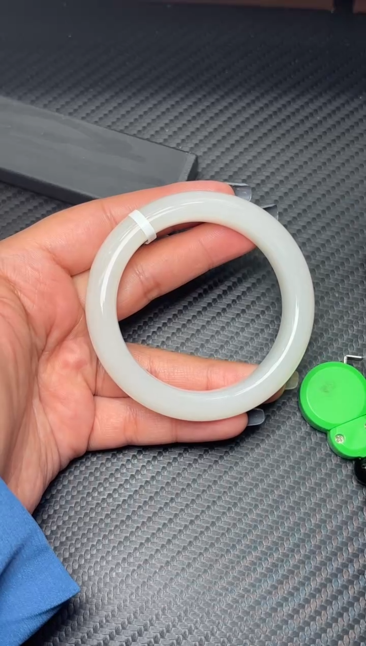 未镶嵌手镯和田玉黑山微色差53M