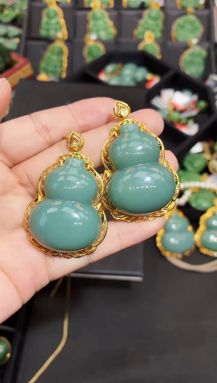 吊坠(赠链)18K金镶嵌和田玉40MM多样性发一