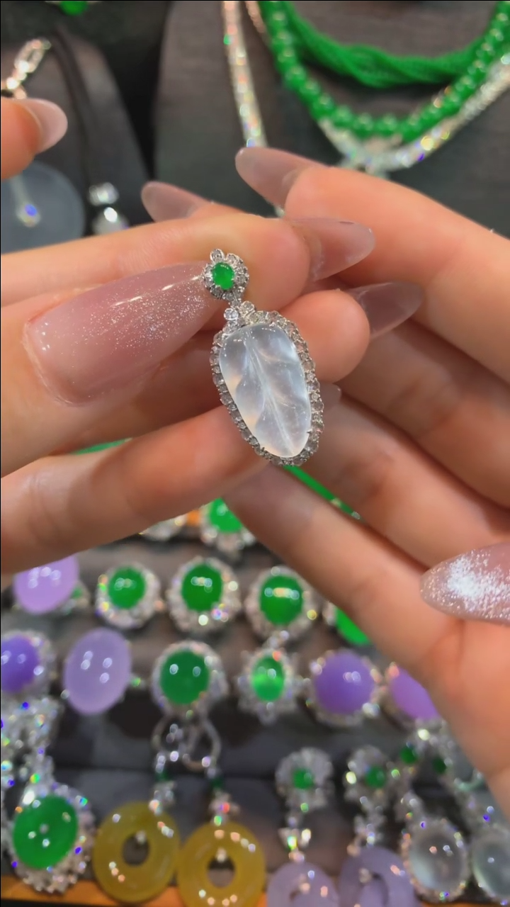 【闪购商品】翡翠吊坠(不含链)18K金镶嵌吊坠
