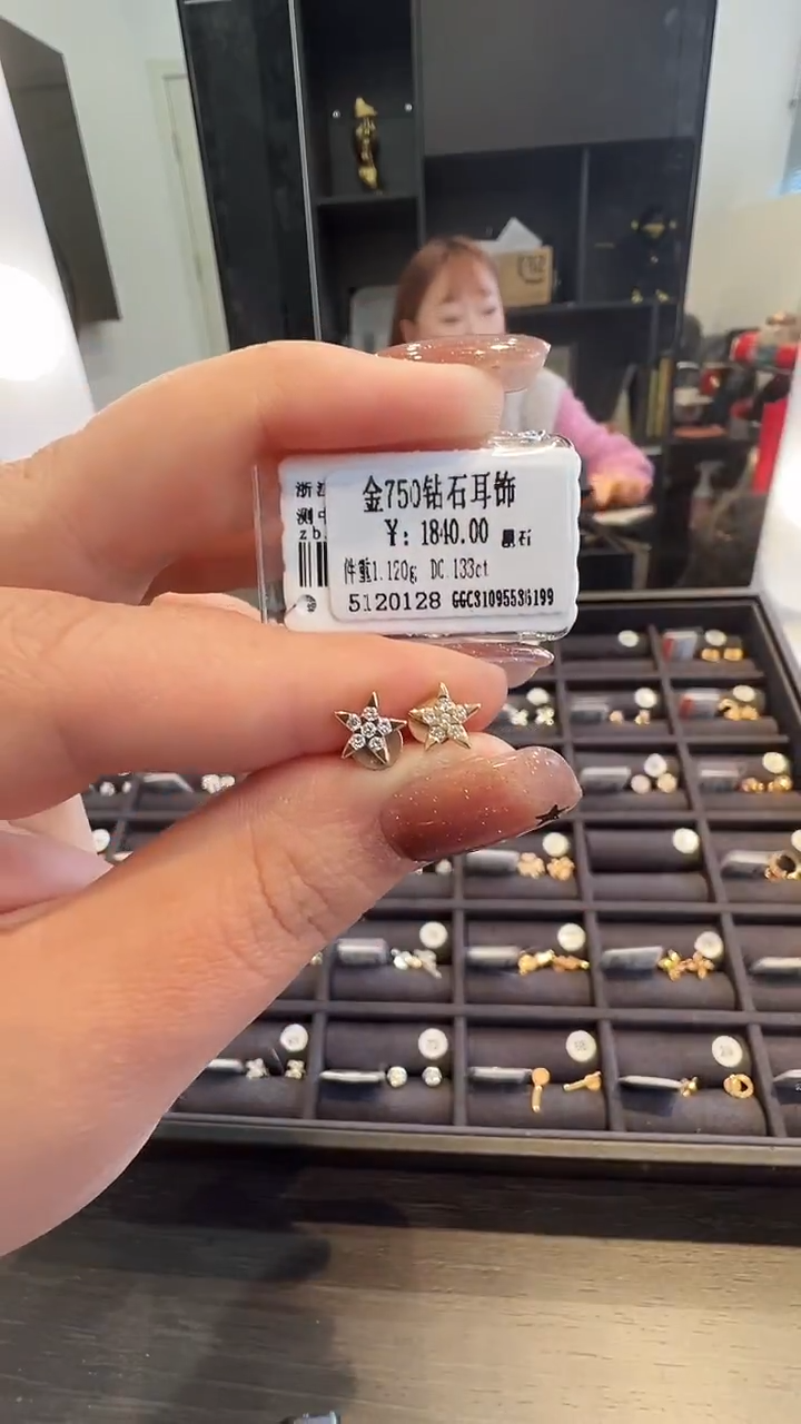 18K金镶嵌耳饰钻石天然真金真钻