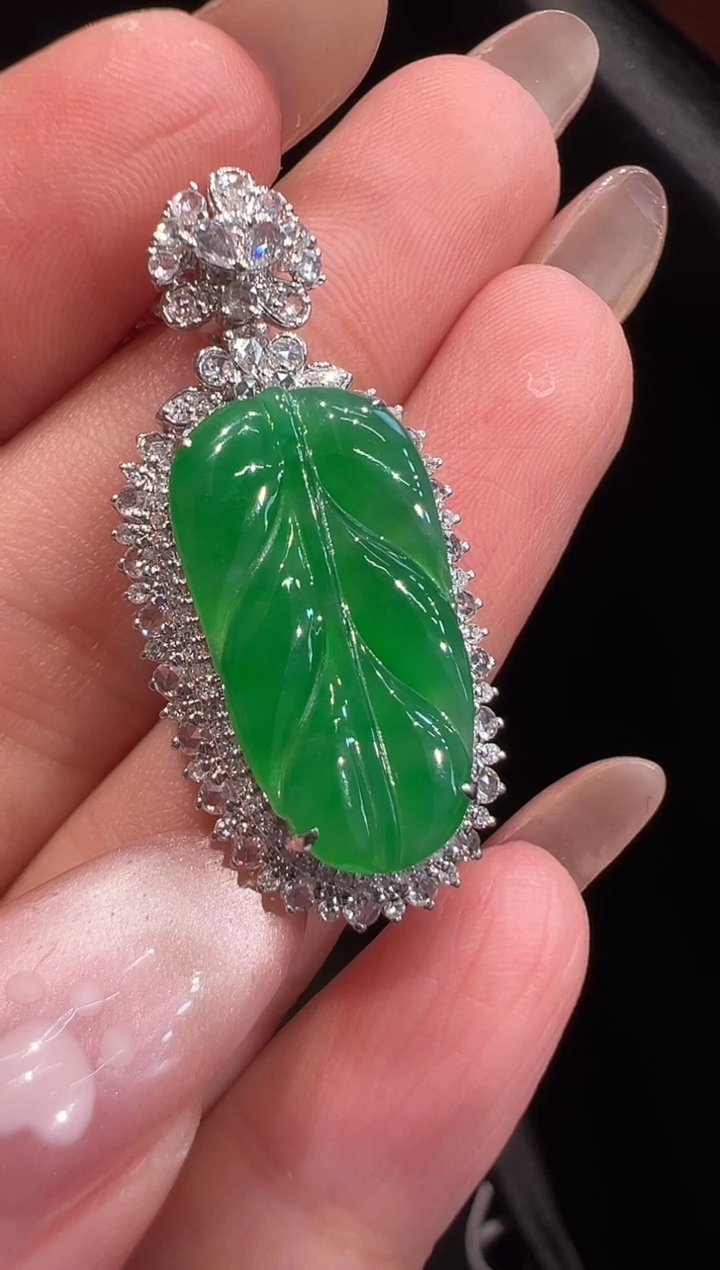 颈饰18K金镶嵌翡翠吊坠