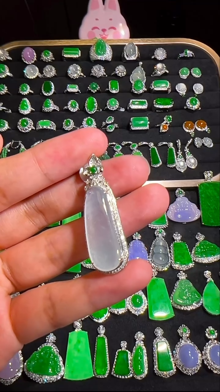 18K金镶嵌挂件翡翠吊坠