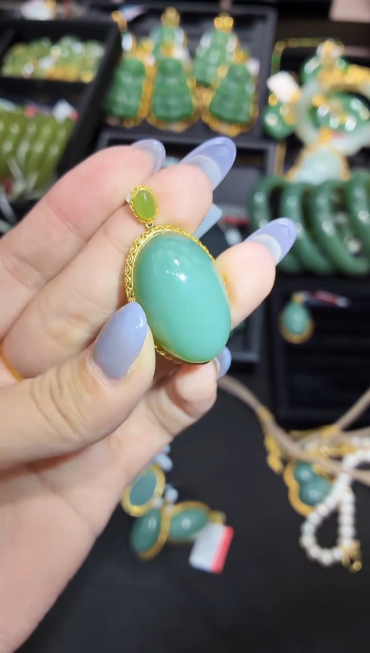 吊坠(赠链)18K金镶嵌和田玉30MM多样性发一