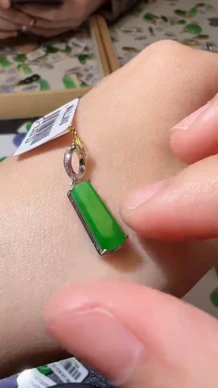 【闪购商品】翡翠挂件18K金镶嵌我
