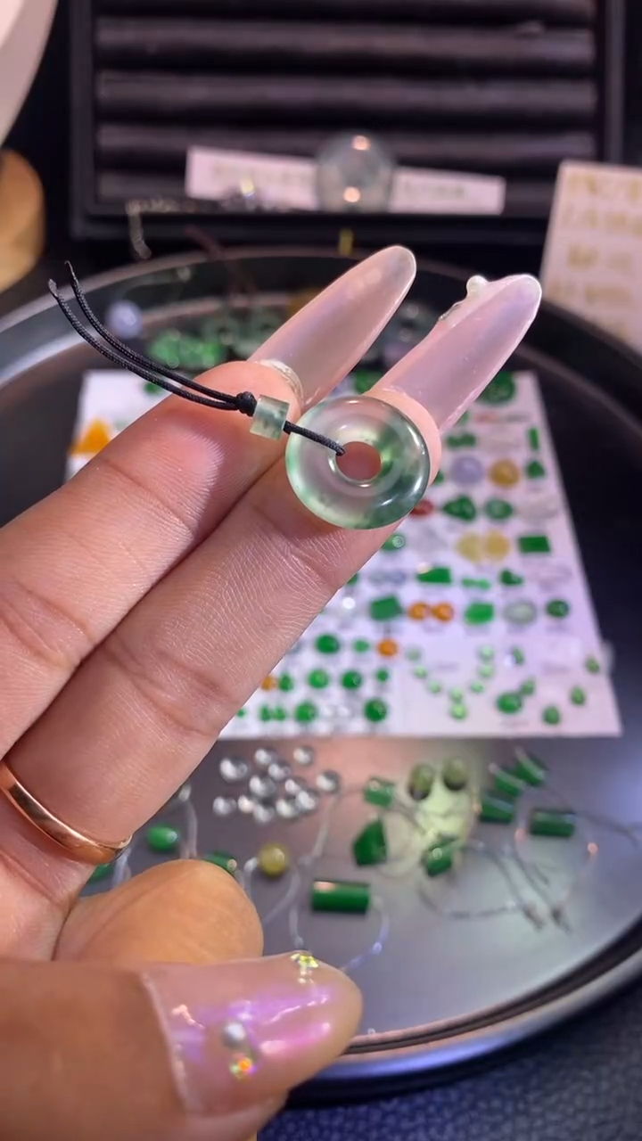 翡翠挂件未镶嵌圈