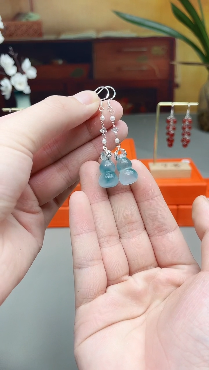 未镶嵌石英质玉（天山翠）耳钉飘花葫芦