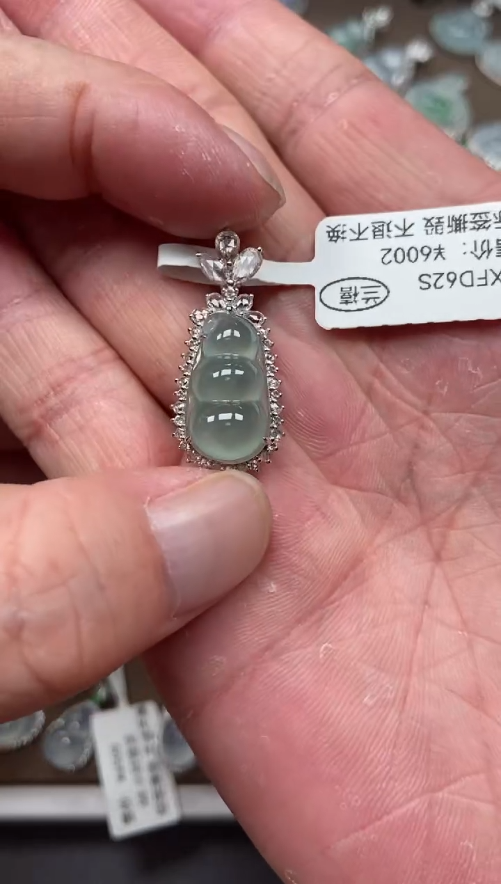 翡翠18K金镶嵌颈饰福豆