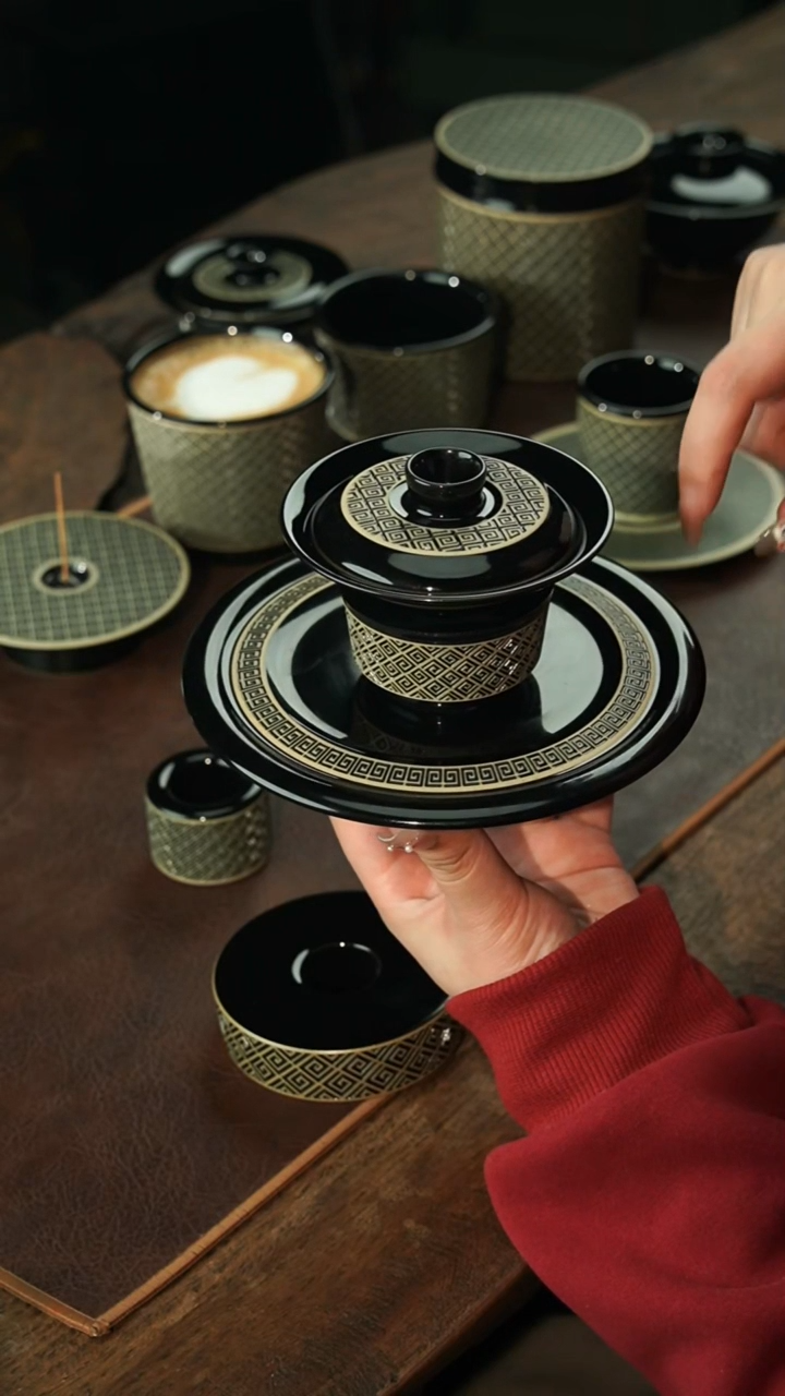 【闪购商品】瓷片李斌 玄色系列 回纹马蹄盖碗加壶承