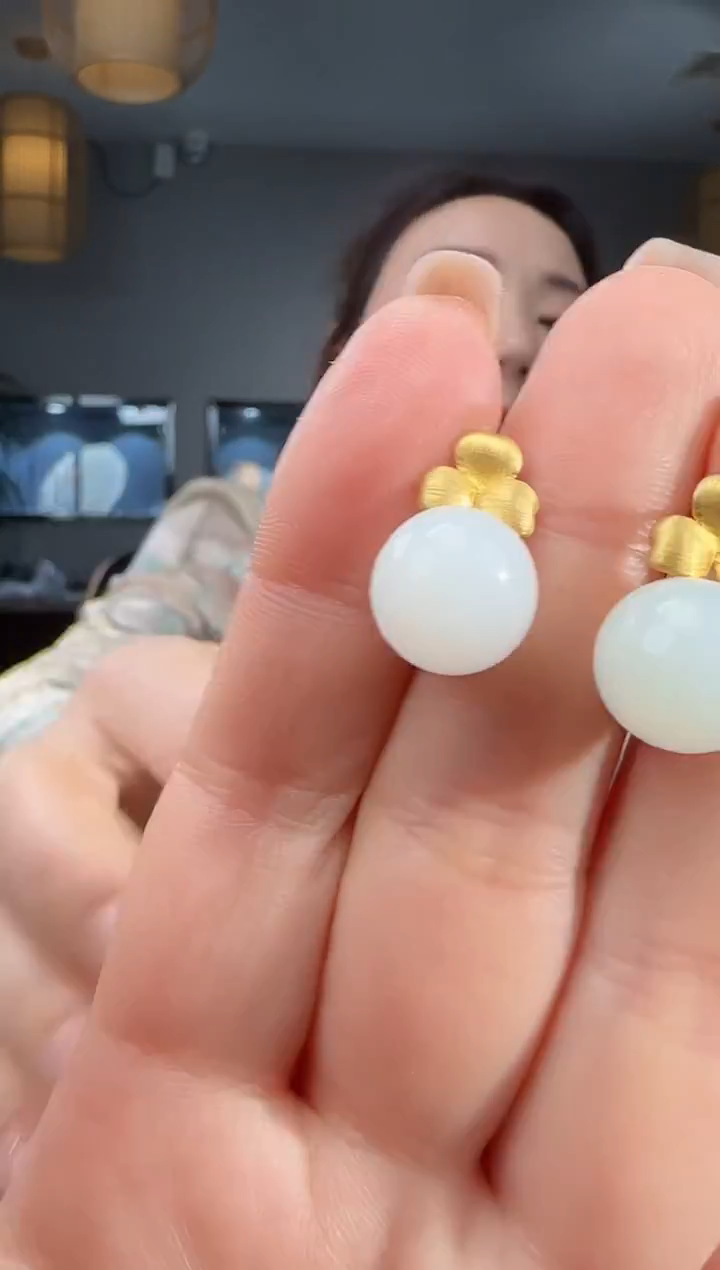 18K金镶嵌和田玉耳饰1