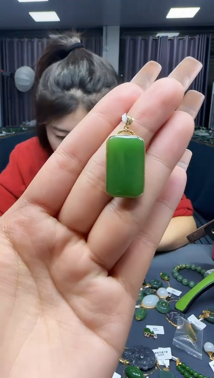 【闪购商品】和田玉挂件18K金镶嵌1