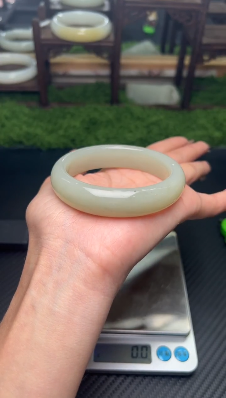 未镶嵌手镯和田玉且末微色差近矿57+J