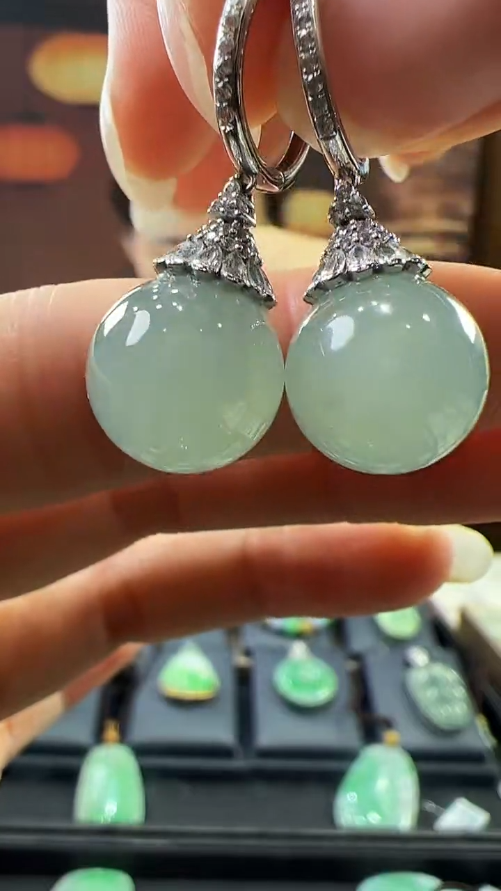 18K金镶嵌挂件翡翠耳扣