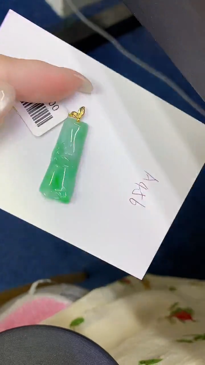 颈饰18K金镶嵌翡翠缅甸天然翡翠A货