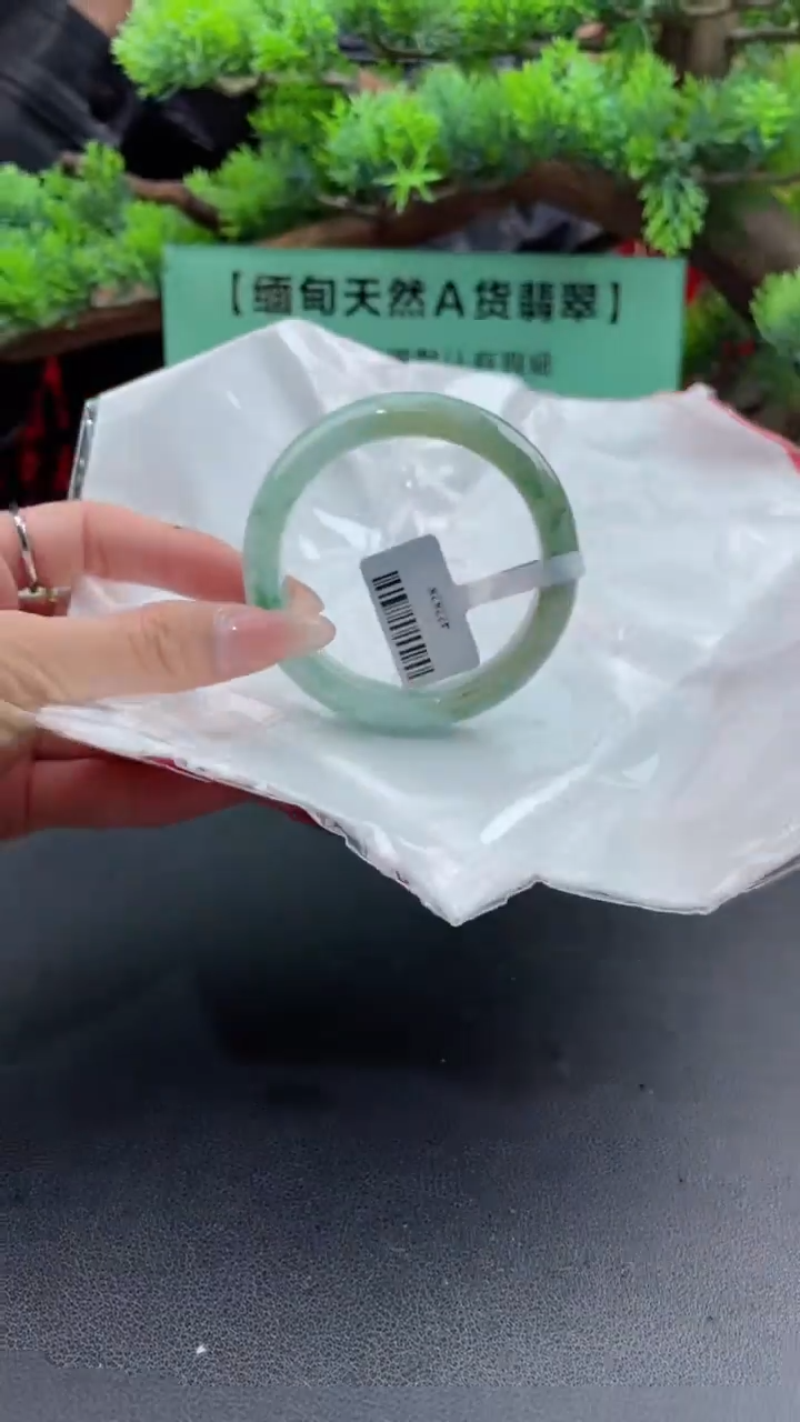 【闪购商品】翡翠手镯未镶嵌1翡翠手镯（微瑕）