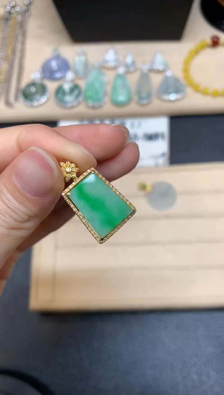 【闪购商品】翡翠颈饰18K金镶嵌【无服务费