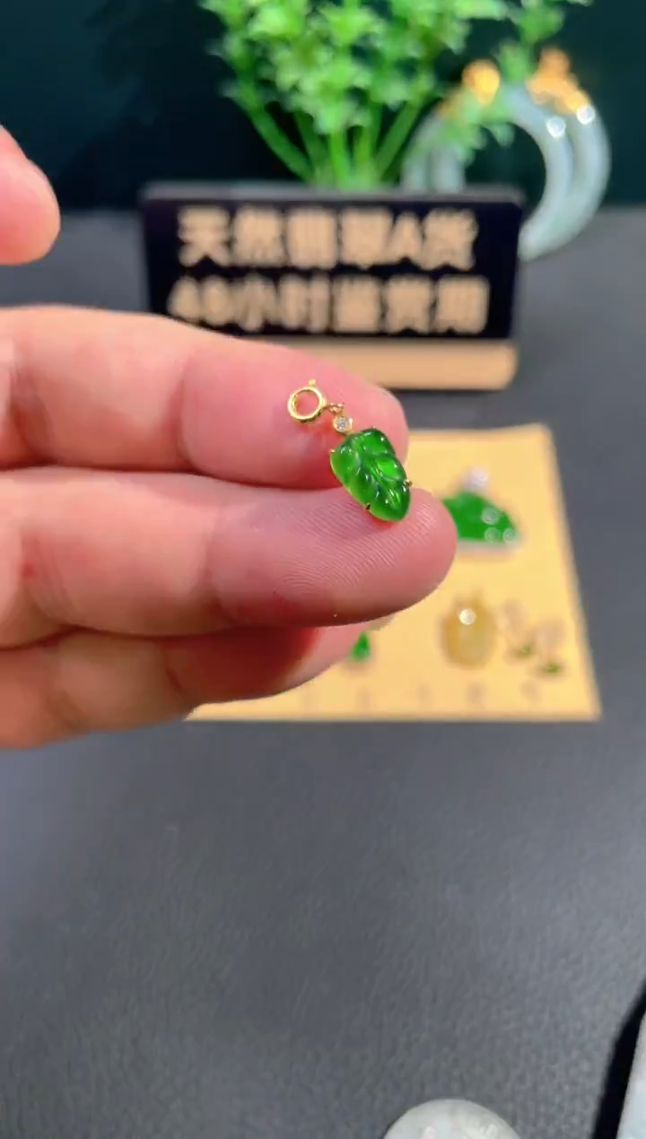 颈饰18K金镶嵌翡翠翡翠