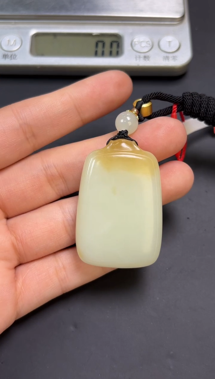 【闪购商品】和田玉吊坠(赠链)未镶嵌且末金山微色差吊坠