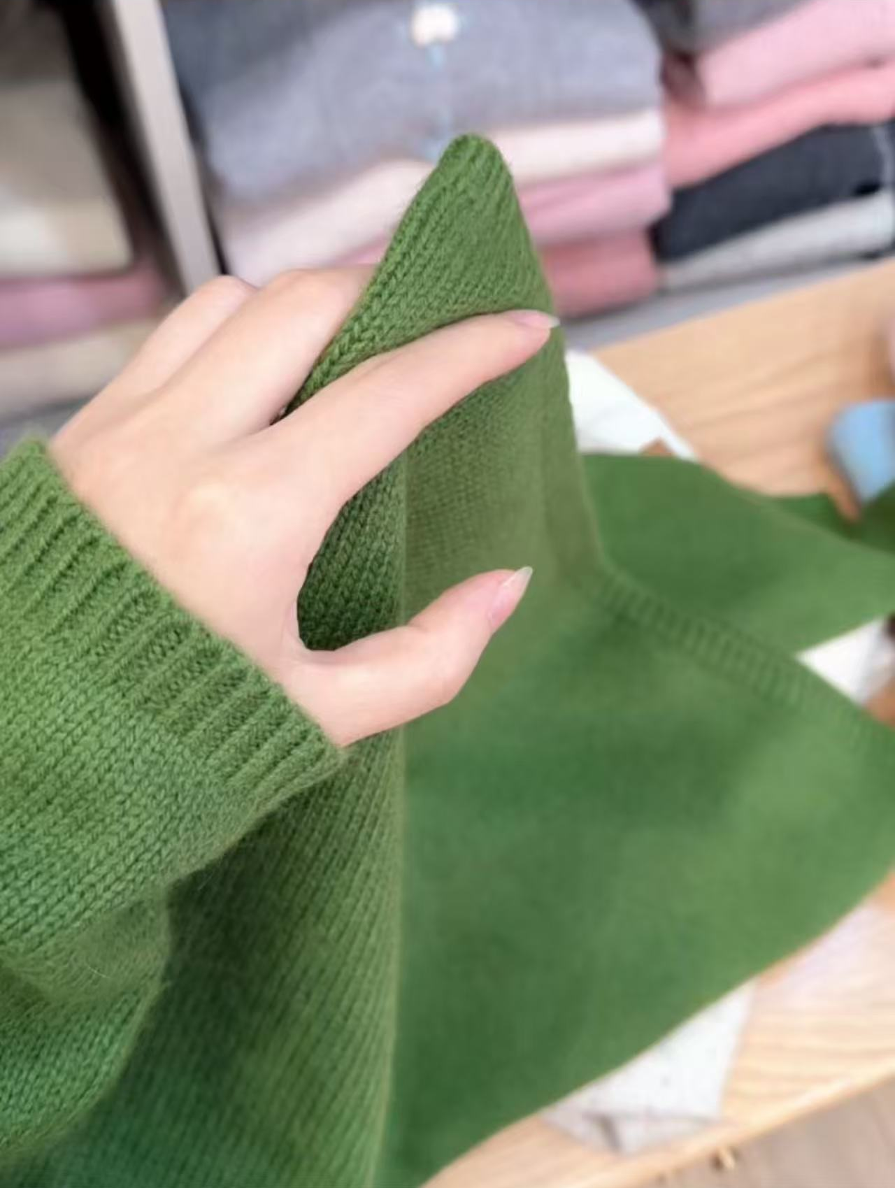 七言家 巨显白！氛围感柔软松绿毛衣