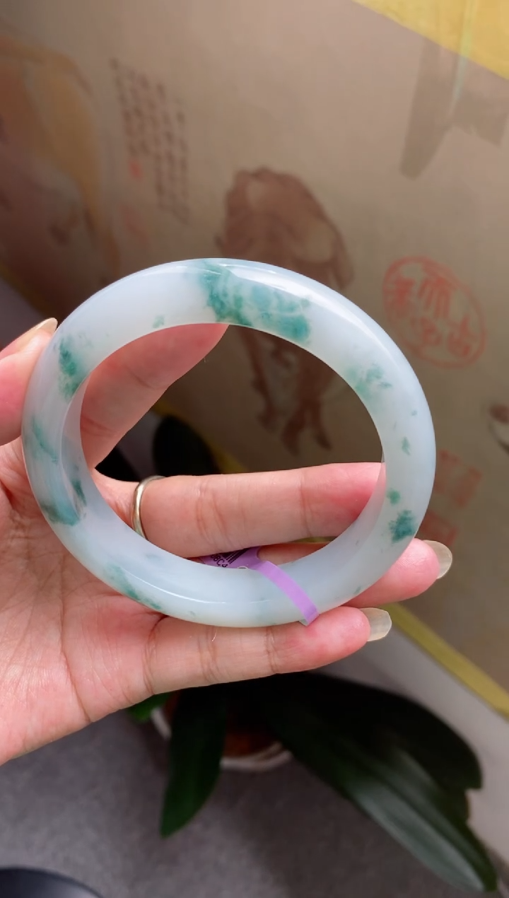 翡翠手镯未镶嵌（巨血漏）厚装牛奶底胶飘花19号有细纹