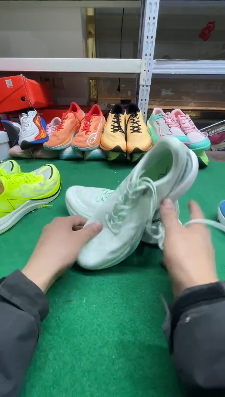 这是个大鞋店的鞋43