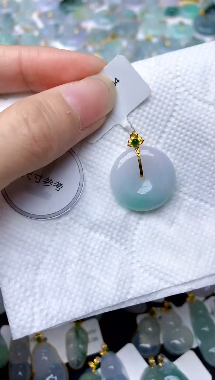 颈饰18K金镶嵌翡翠天然A货翡翠