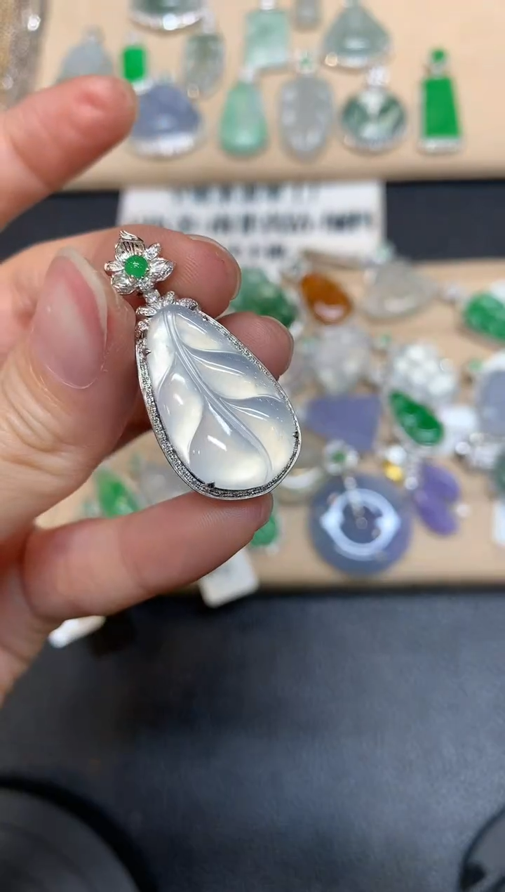 【闪购商品】翡翠颈饰18K金镶嵌芭蕉叶【无服务费