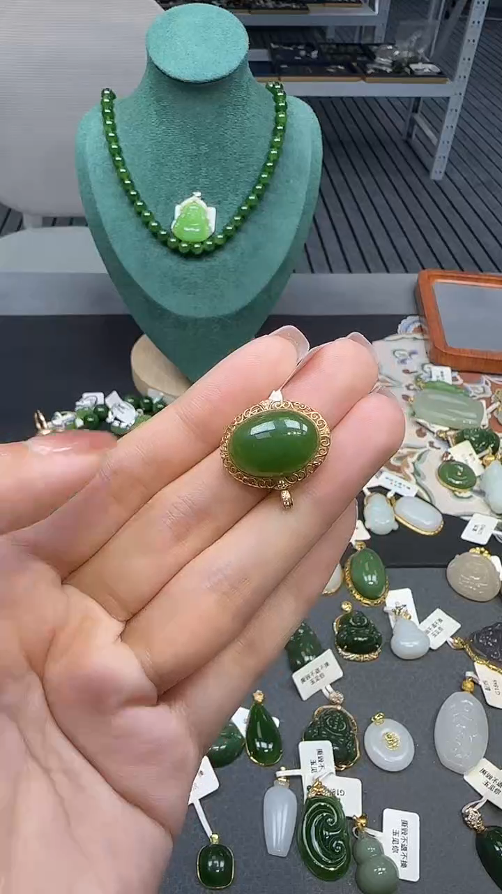 18K金镶嵌和田玉挂件1