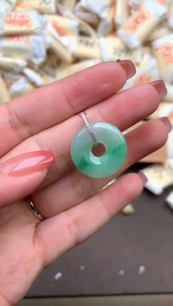 翡翠18K金镶嵌颈饰—