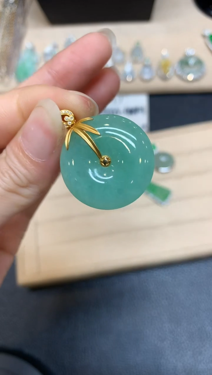 【闪购商品】翡翠颈饰18K金镶嵌平安扣【无服务费