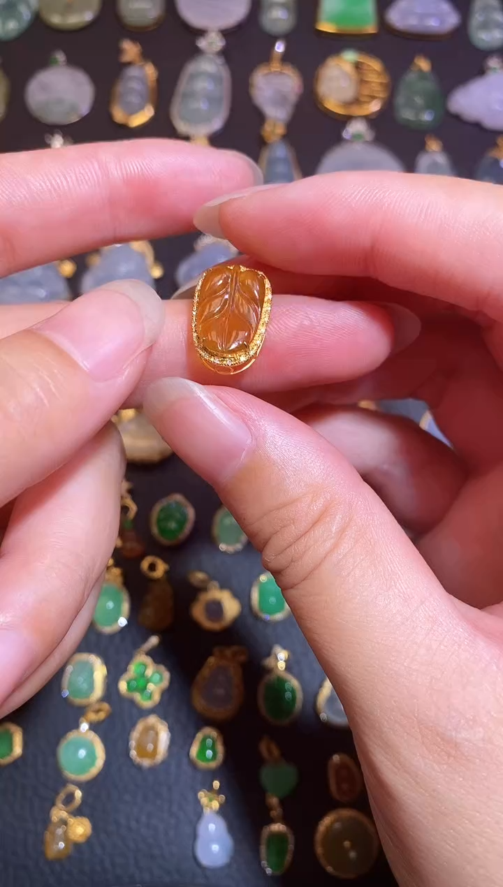 颈饰18K金镶嵌翡翠天然A货翡翠
