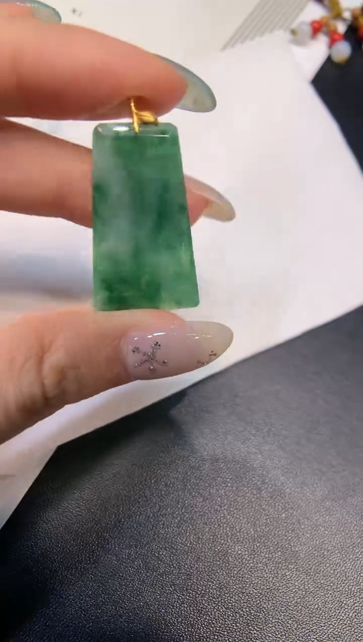 颈饰18K金镶嵌翡翠无事牌