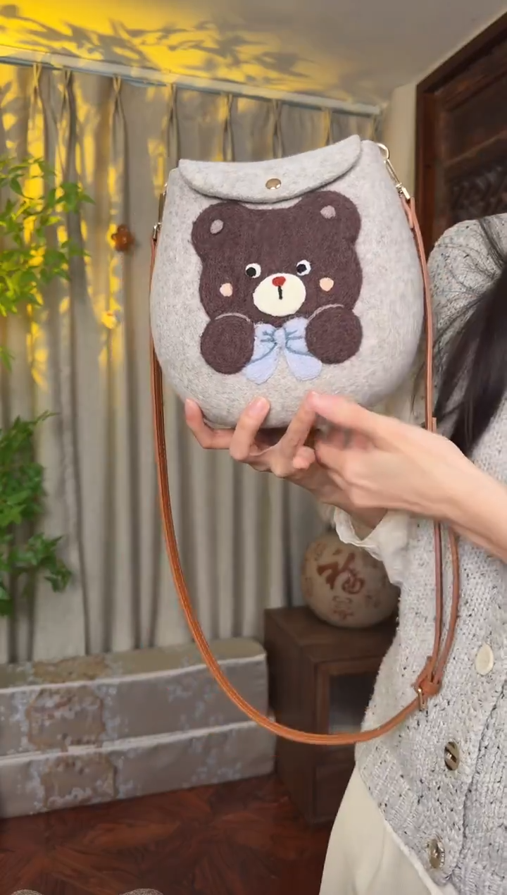 羊毛非遗羊毛毡包  蛋蛋包灰色熊