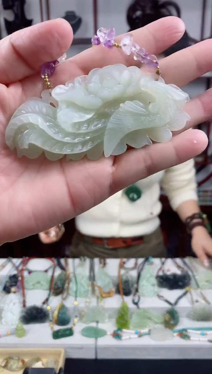 未镶嵌岫玉颈饰1