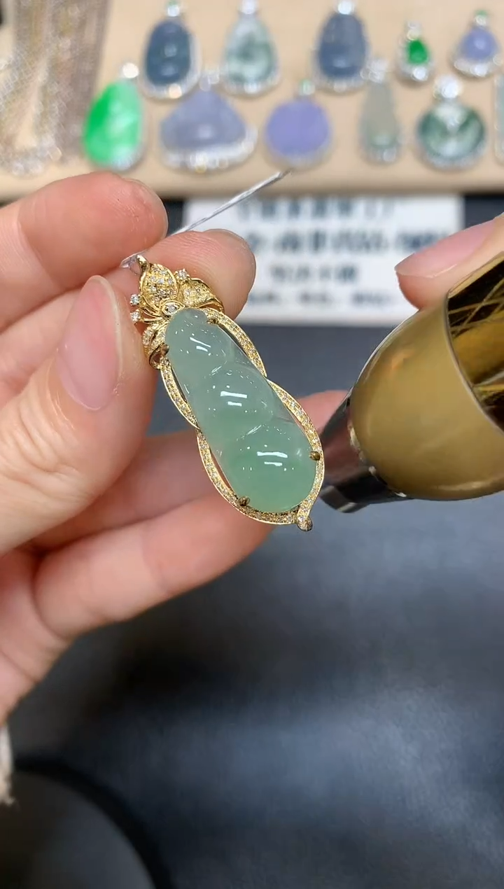 【闪购商品】翡翠吊坠(不含链)18K金镶嵌福豆【无服务费