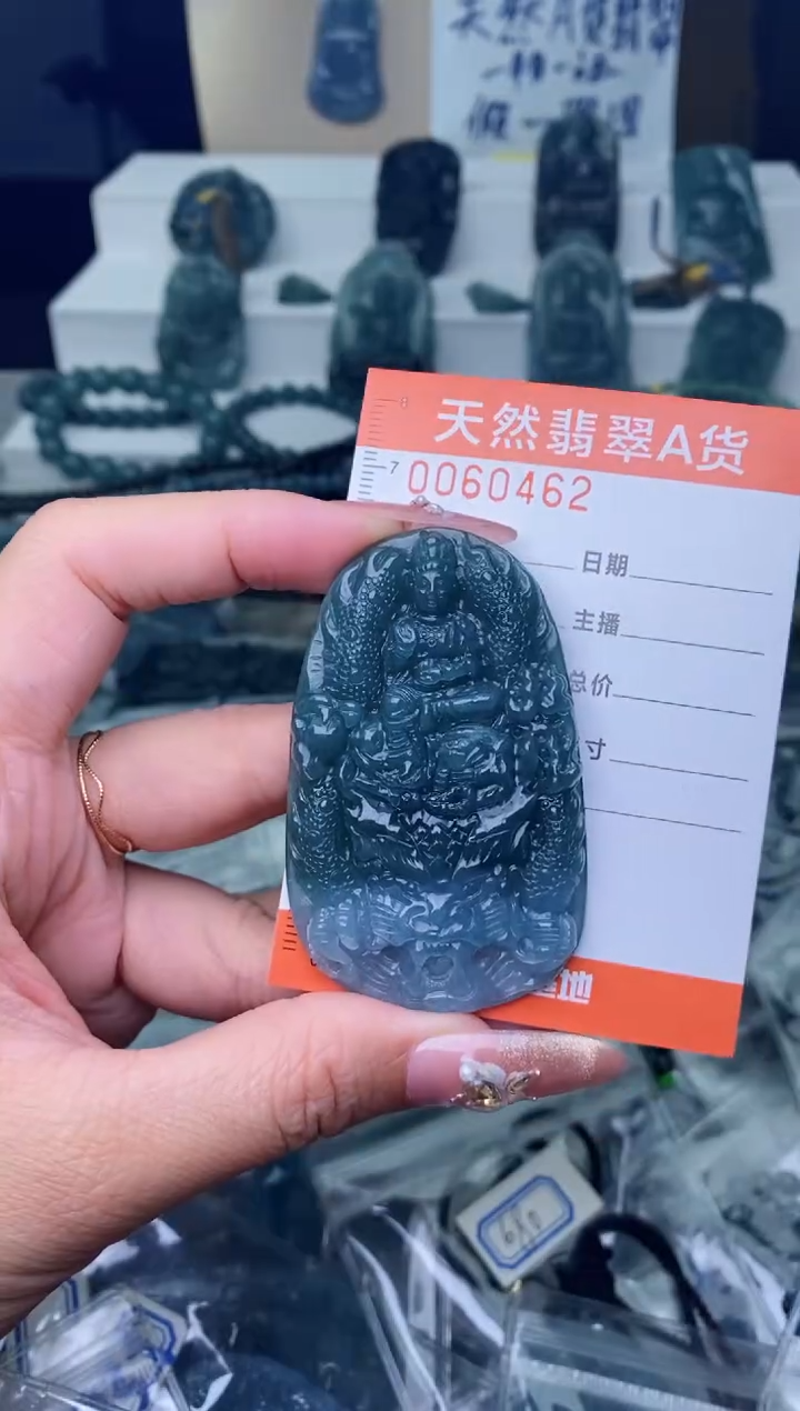 翡翠未镶嵌颈饰············