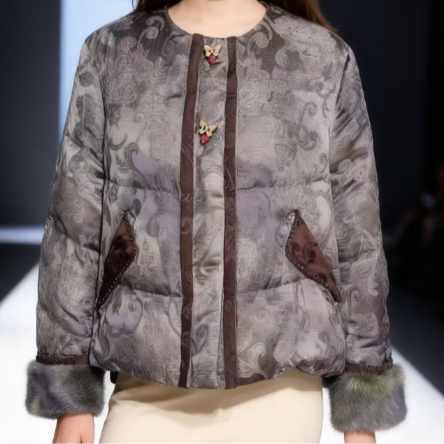 芹  新中式  风  香云纱丝毛水貂新中式鹅绒外套83616