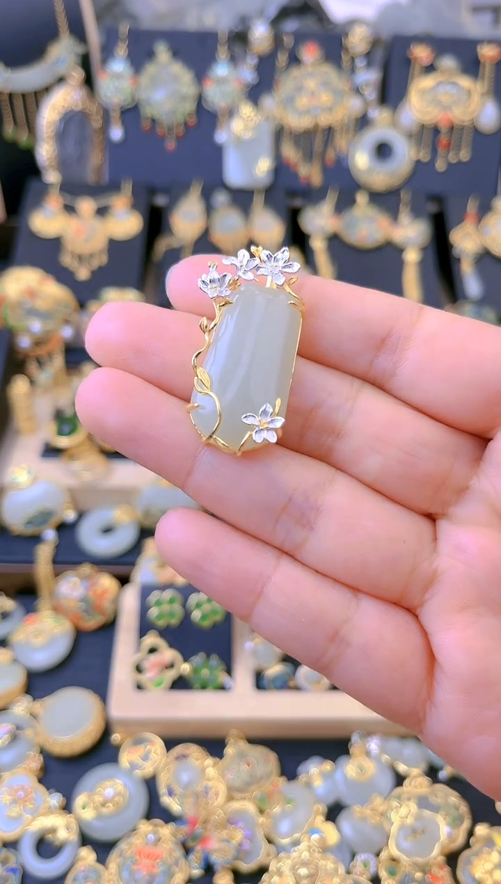 【闪购商品】和田玉吊坠银S925镀金镶嵌梅花无事牌吊坠