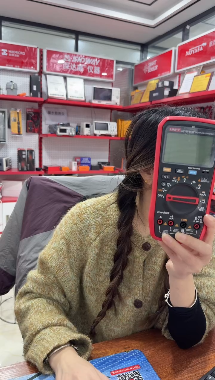 优利德UT18B MAX万用表展示样机无包装（送包＋20A优利德表笔＋电池）