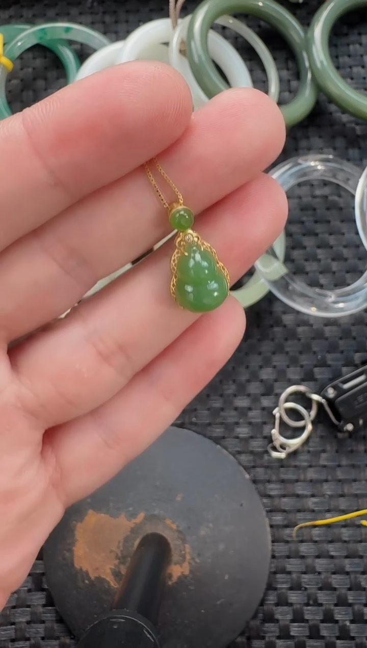 颈饰18K金镶嵌和田玉葫芦